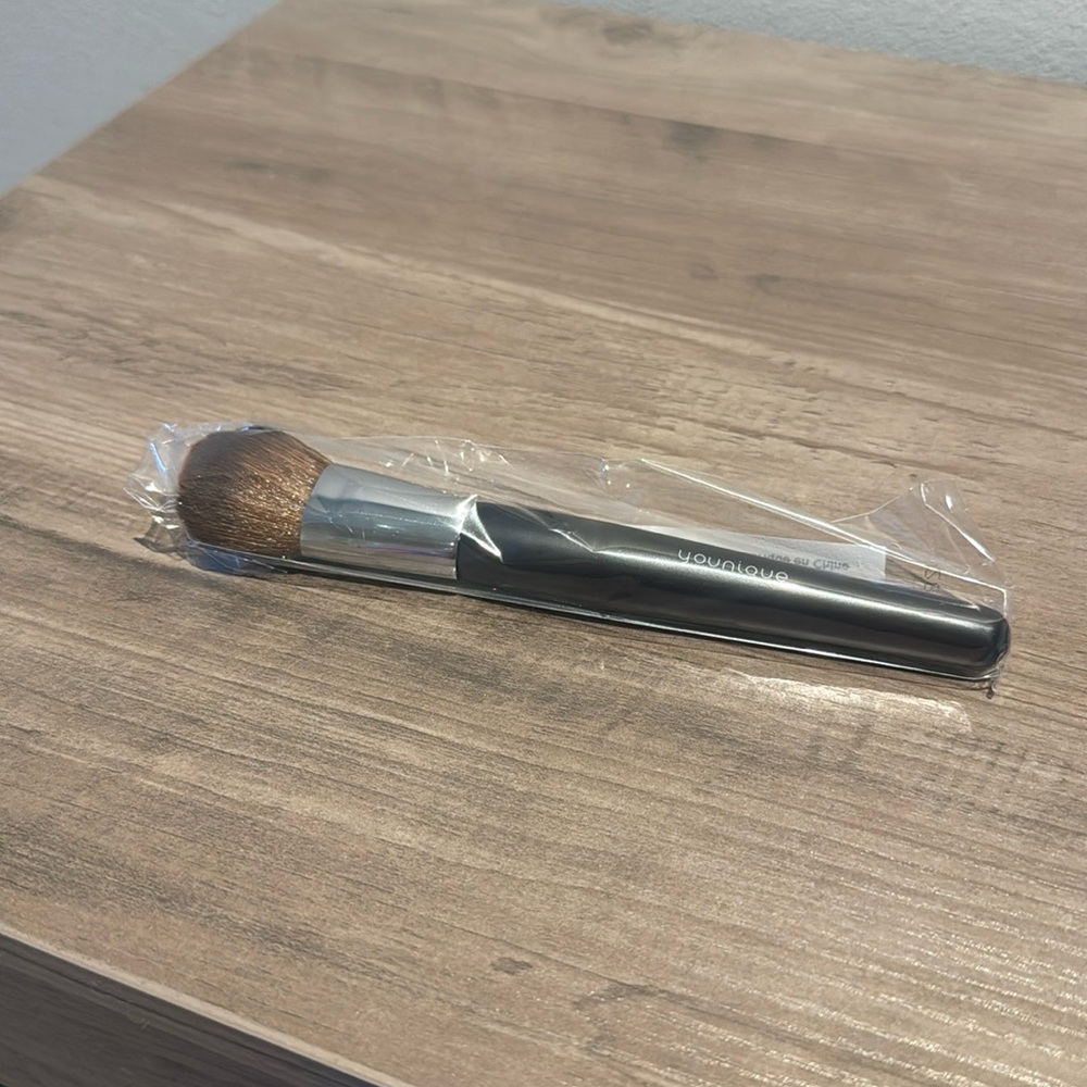 Younique Tapered Blusher brush